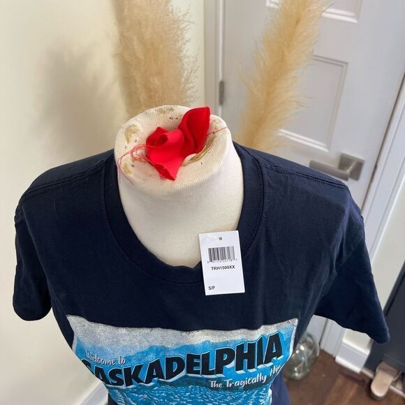 Saskadelphia T-shirt ✨ Size Small ✨ T-shirt SASKADELPHIA ✨ NEW - Picture 2 of 11